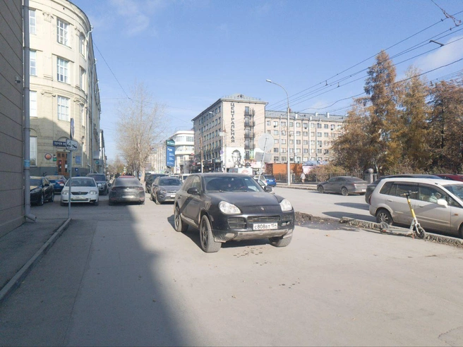 По наблюдениям читателей, машина стоит здесь третью неделю | Источник: читатель Андрей