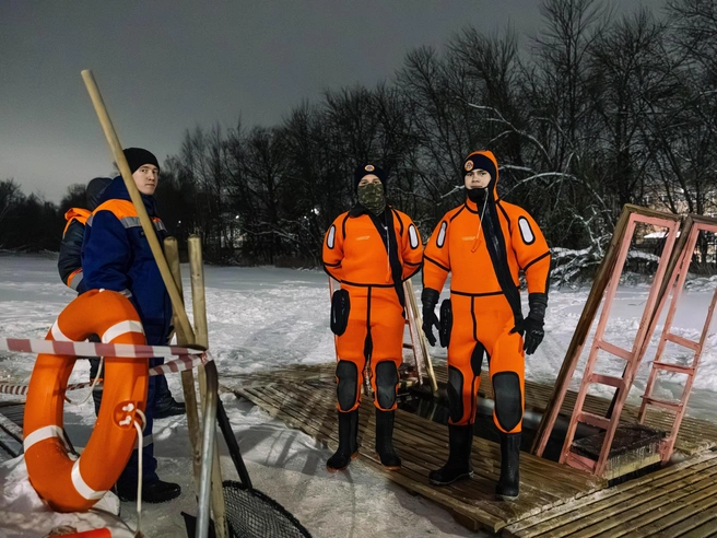 У купели дежурила четверка спасателей, которые советуют не заходить в воду в тапочках. | Источник: Артем Бауман / 76.RU