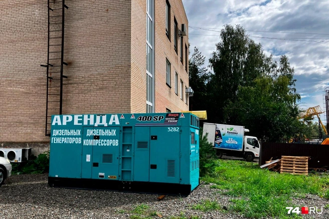 Оборудование размером с внедорожник поставили прямо за зданием  | Источник: Наталья Лапцевич 