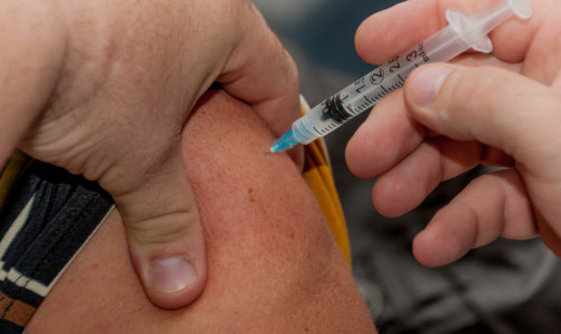 Прививки от коронавируса могут стать регулярными, заявила Голикова