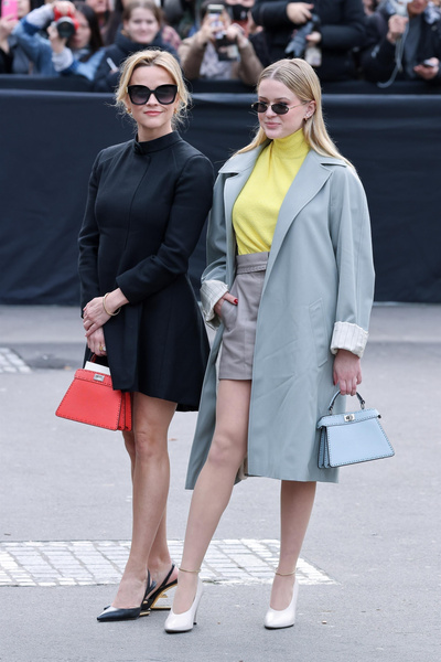 Риз Уизерспун появилась со взрослой дочерью на показе Fendi в Париже