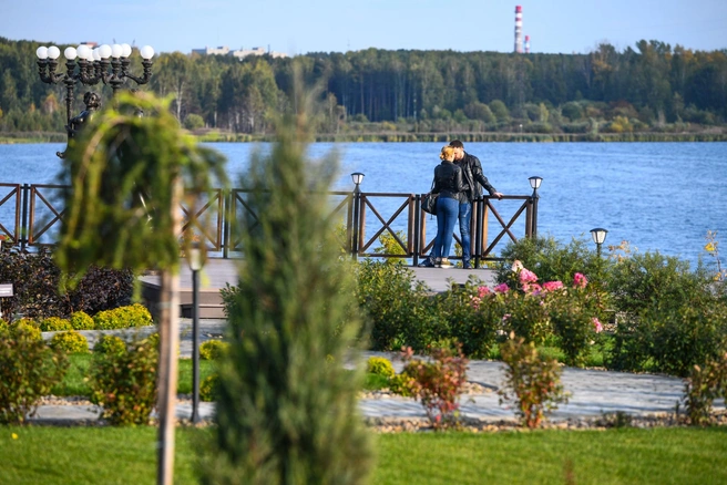Гости смогут отдыхать, наслаждаясь живописным видом на Исеть, и фотографироваться на одном из двух пирсов | Источник: Артем Устюжанин