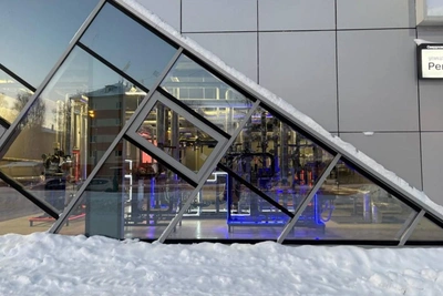 За стеклом «Юности» — трубы, светящиеся цветами флага