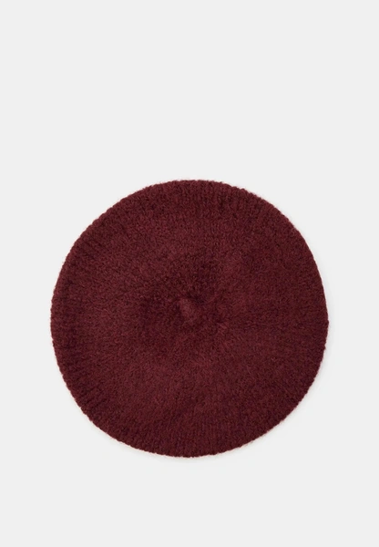 Шапки, береты и кепки: самые модные головные уборы зимы 2025/26 Шапки, береты и кепки: самые модные головные уборы зимы 2025/26