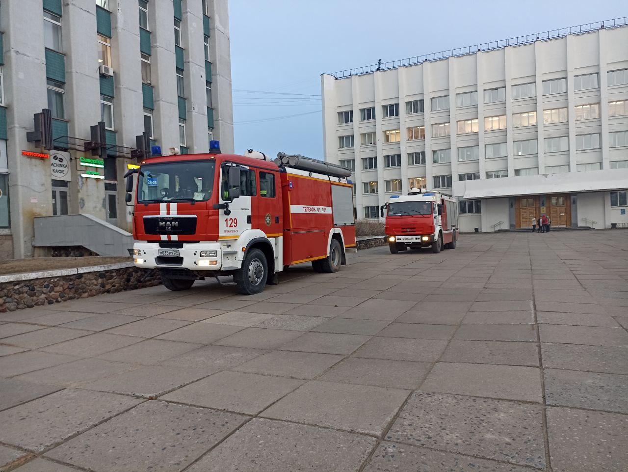 «Видимо, что-то горит»: у высотки в Архангельске стоят пожарные машины 