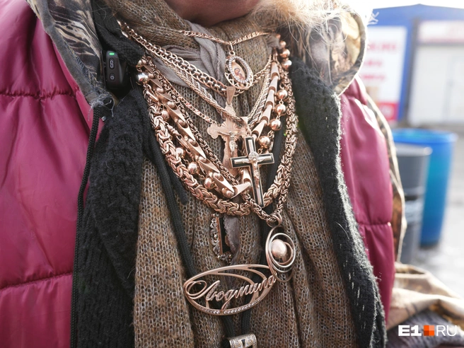 Украшениям Людмилы позавидовали бы многие именитые рэперы | Источник: Кирилл Кушнов / E1.RU