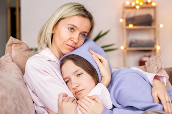 «Дочь ничего не выбрасывает, до сих пор храним ее детские игрушки. У нее нет друзей. Нужен ли тут врач?»