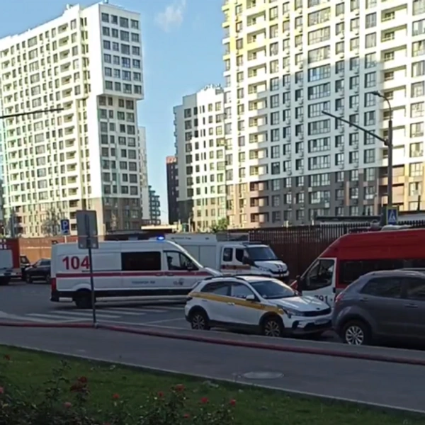 Проезд по улице Речников ограничен из-за скопления пожарных машины и скорых | Источник: читатель MSK1 Алексей