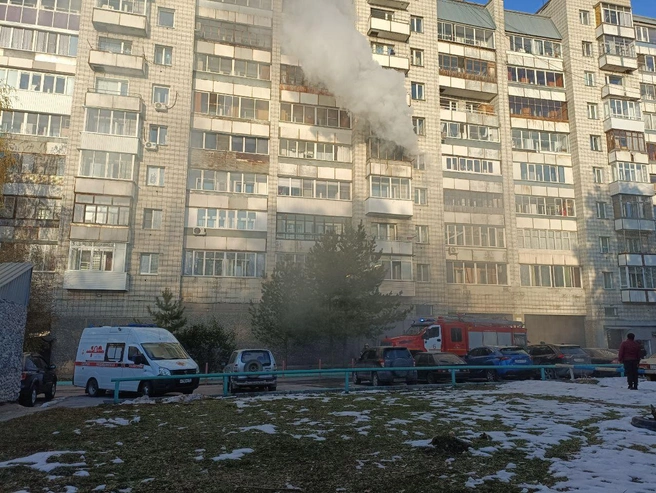 На место приехали пожарные | Источник: читательница НГС