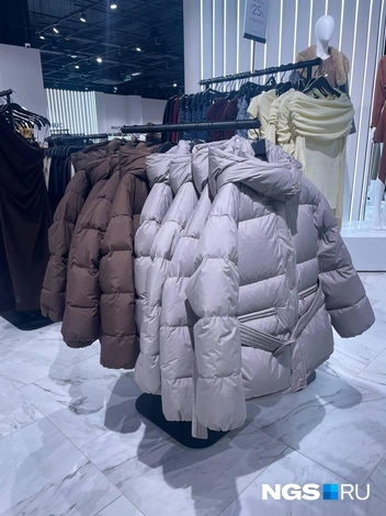В магазине есть выбор утепленных курток на прохладную осень | Источник: Алёна Золотухина / NGS.RU 