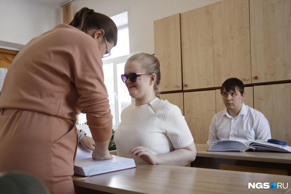 Дети могут потерять чувствительность при чтении шрифта Брайля, поэтому каждые 10 минут им нужен перерыв | Источник: Андрей Бортко / NGS.RU