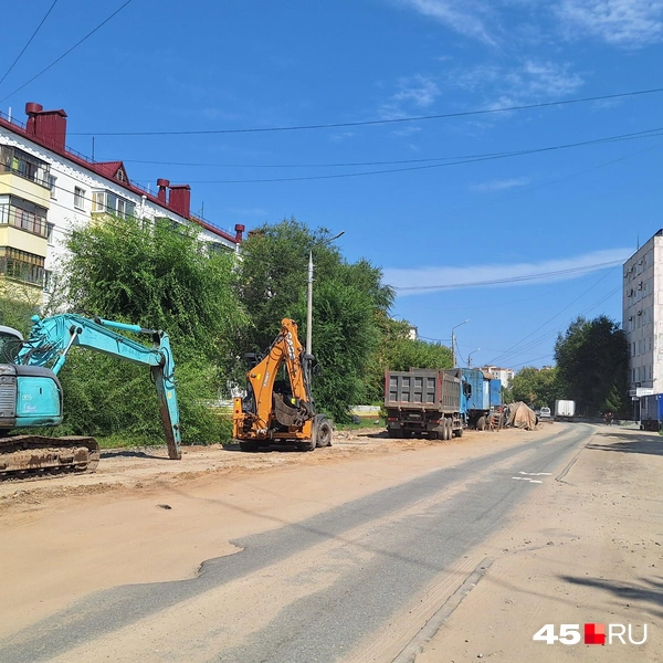 Дорожная техника расположилась вдоль левой стороны улицы Свердлова  | Источник: Александр Лисихин / 45.RU