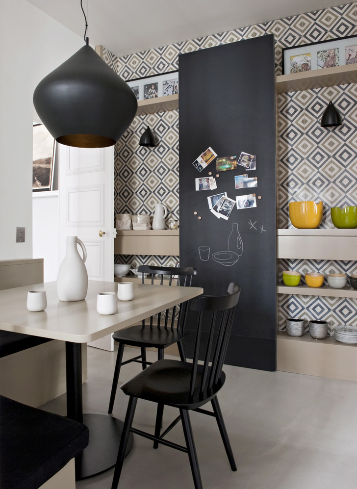 Стол и системы хранения на кухне сделаны по эскизам Double G. Потолочный светильник Beat Light Stout, дизайн Тома Диксона. За высокой грифельной доской спрятан телевизор. На стене — цементная плитка Diamond in the Rough, Popham Design.