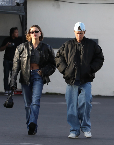 «Когда мужа не спасти»: горячая Хейли Бибер в кроп-топе и джинсах гуляет с грустным Джастином