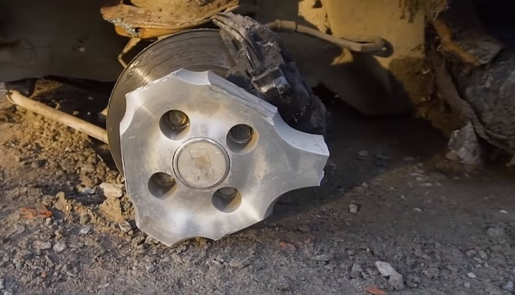 Сколько спиц можно отпилить у колес автомобиля, чтобы он продолжал ездить: эксперимент (видео)
