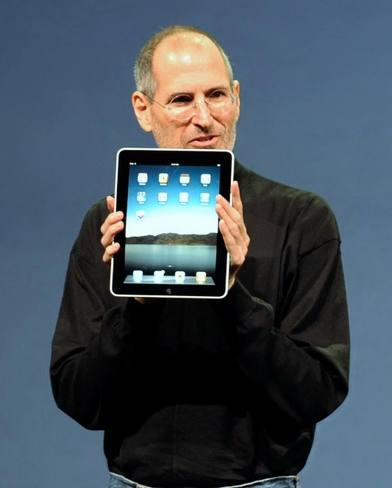 Стив Джобс представляет iPad на Macworld 2010. | Источник: Мэтт Бьюкенен / wikimedia / CC BY 2.0