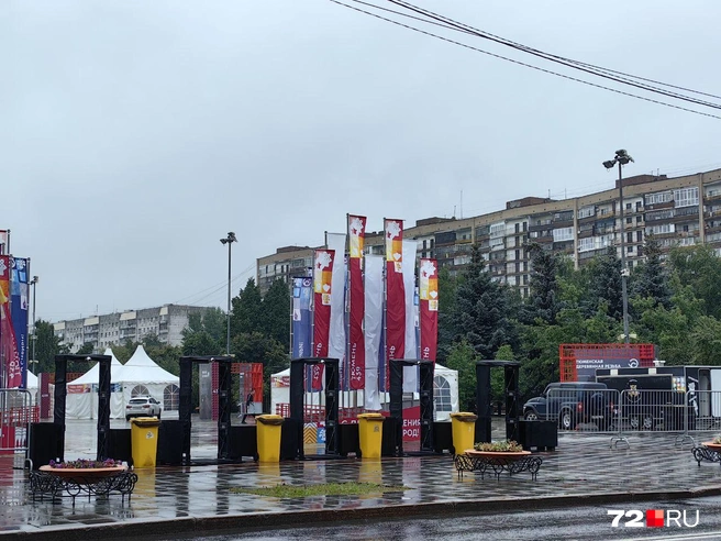 Вход на площадку только через такие рамки | Источник: Юлия Мальцева / 72.RU