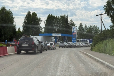 Водители в Верхней Салде стоят по полчаса в очередях на заправках