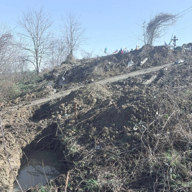 Воду откачивают, но она все равно стоит в могилах
