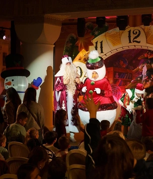 В предвкушении праздника: Виктория Лопырева, Дмитрий и Полина Дибровы, Ольга Орлова и другие звезды посетили традиционную «Елку Шкулев Холдинг»