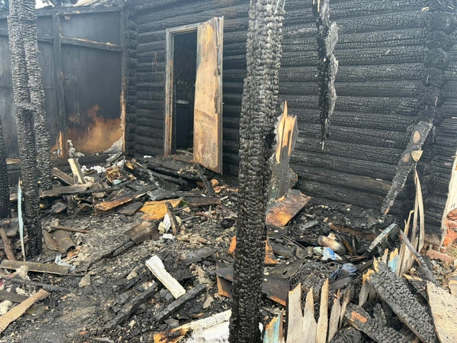 Пожар семья заметила не сразу: огонь вспыхнул снаружи, и дым не активировал пожарный извещатель | Источник: СУ СКР по Новосибирской области