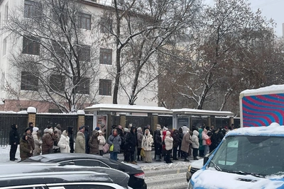Транспорт Москвы встал в пробках из-за снега