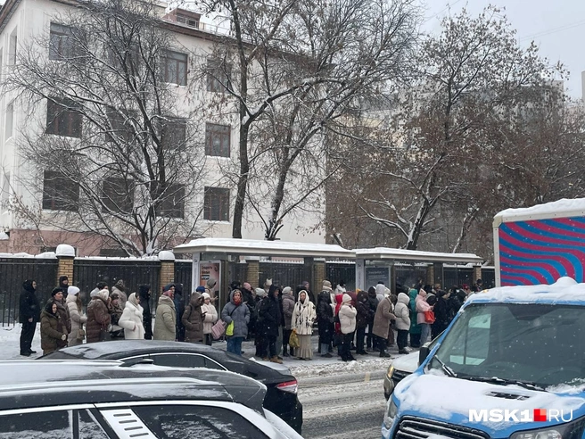 На автобусных остановках собираются толпы москвичей | Источник: Вера Борисова / MSK1.RU