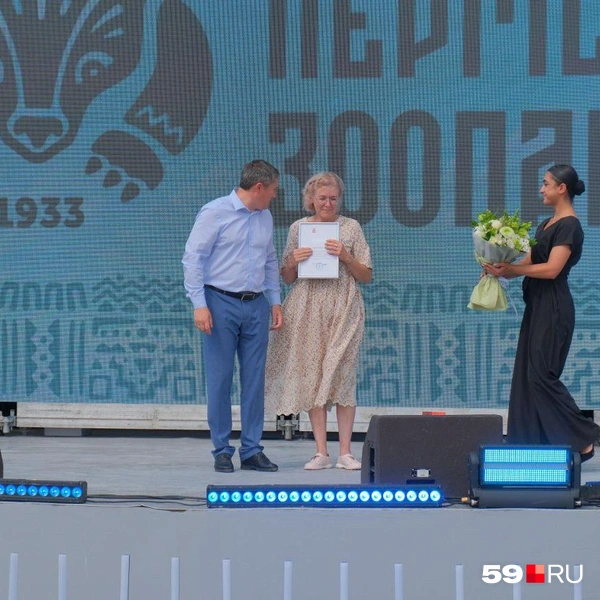 Дмитрий Махонин вручает благодарности сотрудникам зоопарка | Источник: Тимофей Калмаков / 59.RU