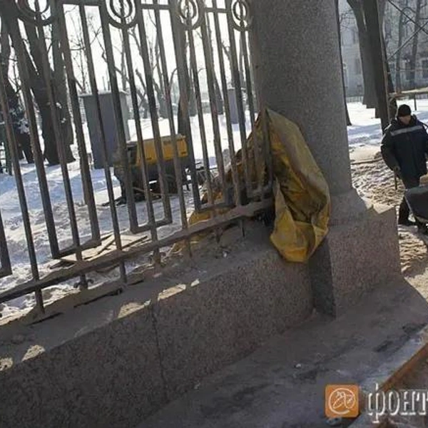 Реставраторы также работали с оградой со стороны Михайловского замка | Источник: Михаил Огнев / «Фонтанка.ру»