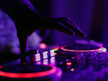 Китайский диджей-абьюзер удерживал россиянку в плену и зверски избивал ее