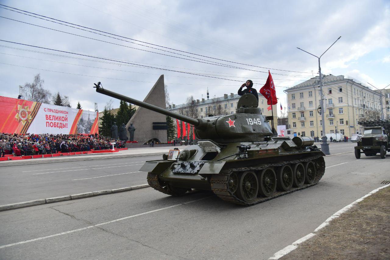 Легендарный Т-34, та самая «Катюша» и не только: смотрите, какая военная техника прошла по Архангельску