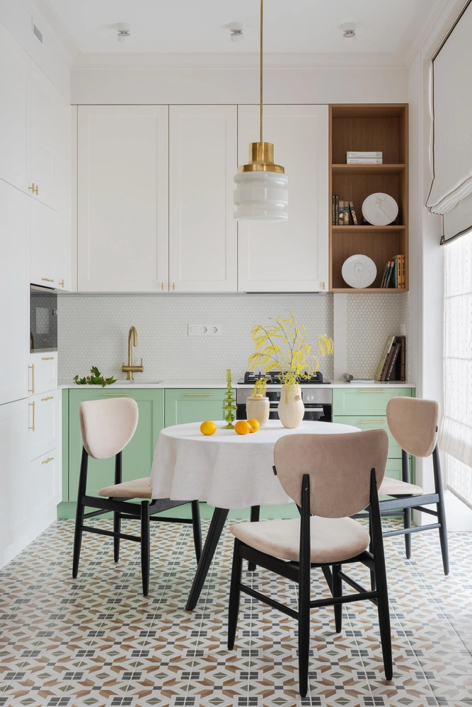 Кухня выполнена на заказ. Стол, Unika Moblar. Стулья, SK Design. Подвесной светильник на столом, винтаж, СССР. Декор, керамическая мастерская Сергея Лебедева. Текстиль на окнах, annettedecor. Плитка, Equipe Cerámicas. | Источник: Ольга Мелекесцева. Стиль: Варвара Калицкая