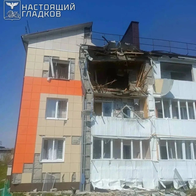 Последствия ударов двух дронов ВСУ по жилому дому в Шебекино Белгородской области. Эта атака произошла 4 мая и войдёт в следующую сводку МИД РФ. Здесь, предварительно, чудом никто не пострадал. Но при другом ударе дрона в Шебекино погибла женщина | Источник: Вячеслав Гладков / max.ru