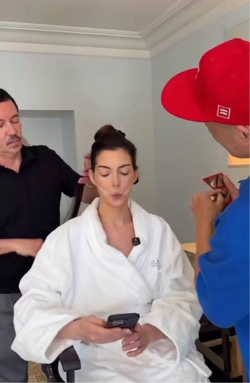 Энн Хэтэуэй показала подготовку к церемонии «Оскар» | Источник: annehathaway / Instagram (экстремистская организация, деятельность запрещена на территории РФ)