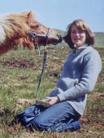 Леди Диана Спенсер в возрасте 14 лет со своим пони, 1974