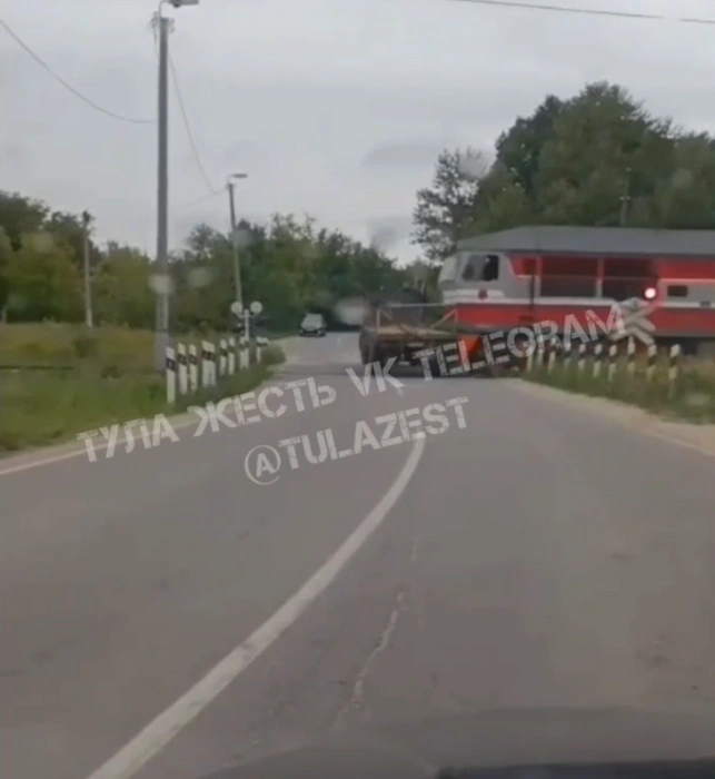 Момент столкновения грузовика и пассажирского поезда | Источник: «Тула Жесть» / Telegram