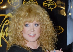 «Сильно переживала, что не пустят на родину»: фото Аллы Пугачевой во время допроса пограничниками