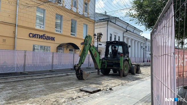 Пока на Покровке оградили участок от трамвайных путей до «Спара». Пройти можно сбоку от стройплощадки | Источник: Ирина Колобова