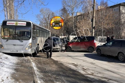 Автобус и две легковушки столкнулись в Юбилейном