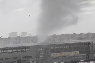 Смерч на Автозаводе сорвал навес: видео