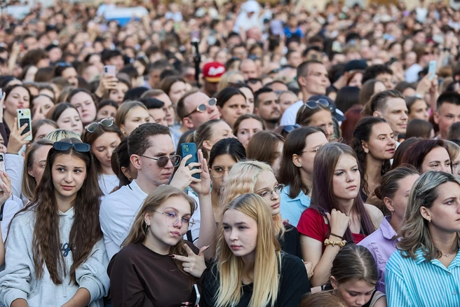 Поклонники заняли все пространство перед сценой | Источник: Александр Ощепков / NGS.RU