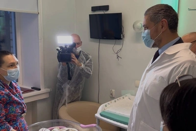 Губернатор Забайкалья поздравил первую новорождённую 2026 года