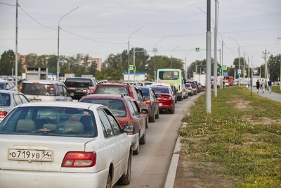 «40 минут стоять»: новосибирцы застряли в пробке на Бердском шоссе