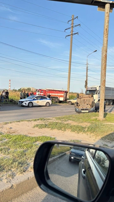 Водитель «Лады», пытаясь уйти от одной аварии, попал в другую | Источник: vlg_crime / T.me