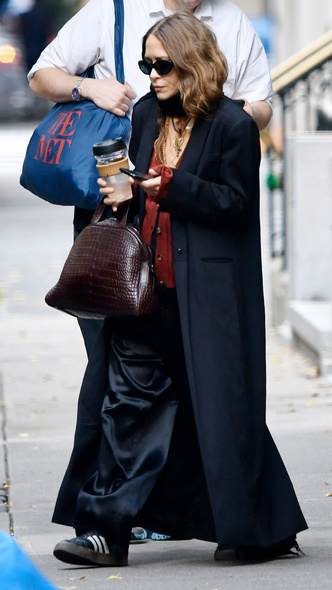 Мэри-Кейт Олсен в эффектном пальто длины макси в Нью-Йорке