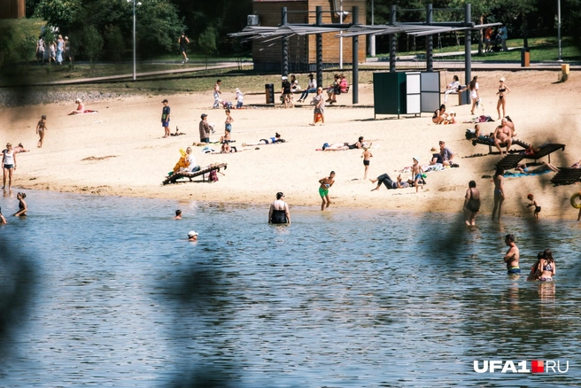 На пляже не так много людей | Источник: Булат Салихов / UFA1.RU