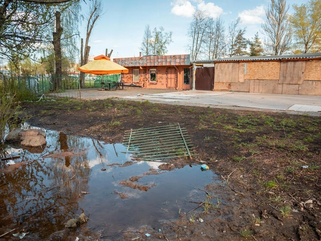 На месте снесенного кафе «Много рыбы» теперь пустырь — здание признали самостроем | Источник: Александр Куренной / 76.RU