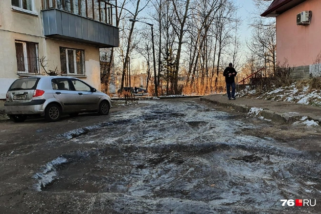 Так выглядит этот проезд уже несколько дней. Лучше не становится | Источник: Александра Савельева