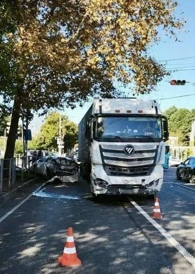  грузовой автомобиль «Фотон» столкнулся с легковым автомобилем «Тойота», который после удара совершил столкновение с автомобилем «ИЖ» | Источник: Прокуратура Краснодарского края /telegram