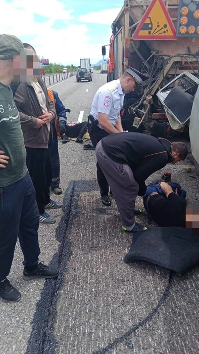 Рабочего в Минеральных Водах зажало между двумя грузовиками на дороге | Источник: «Служба спасения-112» Минводы